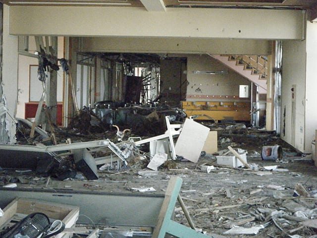 津波の被害を受けた請戸小学校の多目的スペース（2011年撮影）／浪江町提供