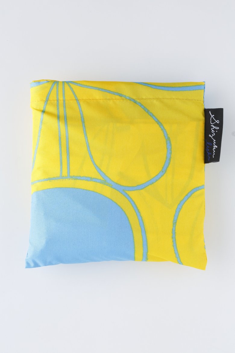 ▲折りたたむとコンパクトに。通勤バッグに入れておけば、急な雨のときも安心ですね！