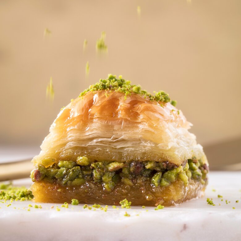 何層にも重なったサクサクのパイ生地に甘いバターシロップが“しみしみ”の、バクラヴァのアップ写真