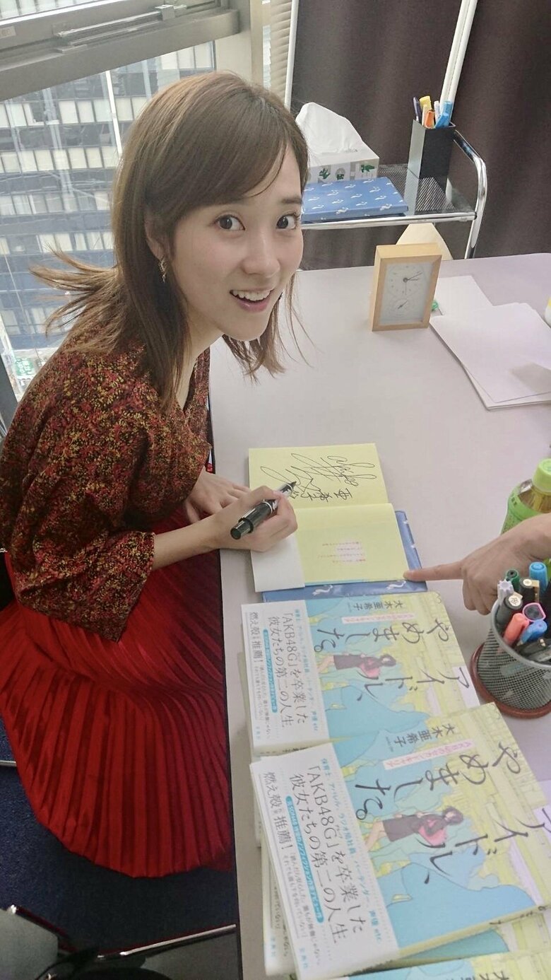 執筆した本にサインを書く大木さん。この頃は表情も明るい！