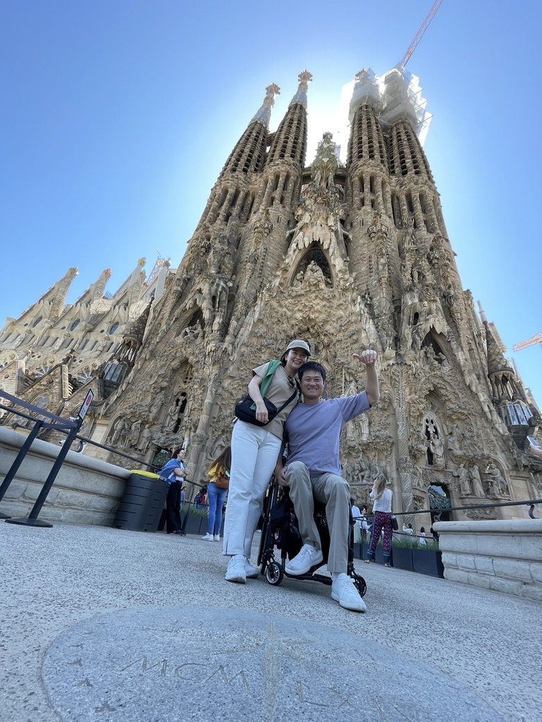 2022年スペインのサグラダファミリアを訪れた国枝慎吾さんと愛さん