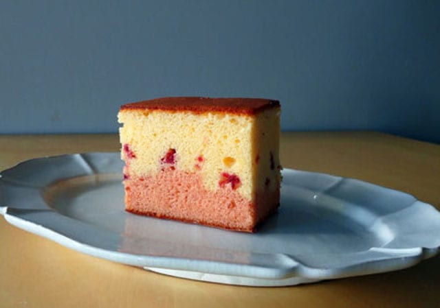 森乃お菓子で販売している卒業生のカステラ店「かすてら 日季」の木苺とミルクのカステラ（森のおはぎ提供）