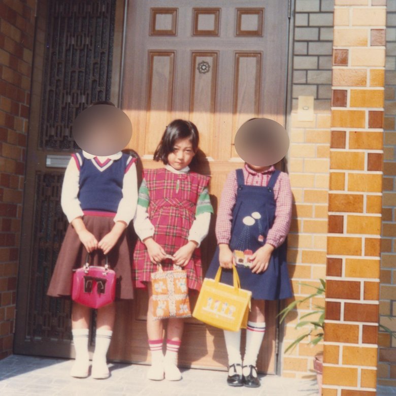 友近さん7歳の頃　赤いワンピースがお似合い