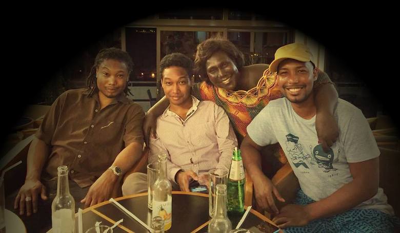 お母さんと矢野さん3兄弟の近影