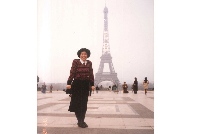 エッフェル塔とおばあちゃん。30代（1980年ごろ）にフランス旅行へ