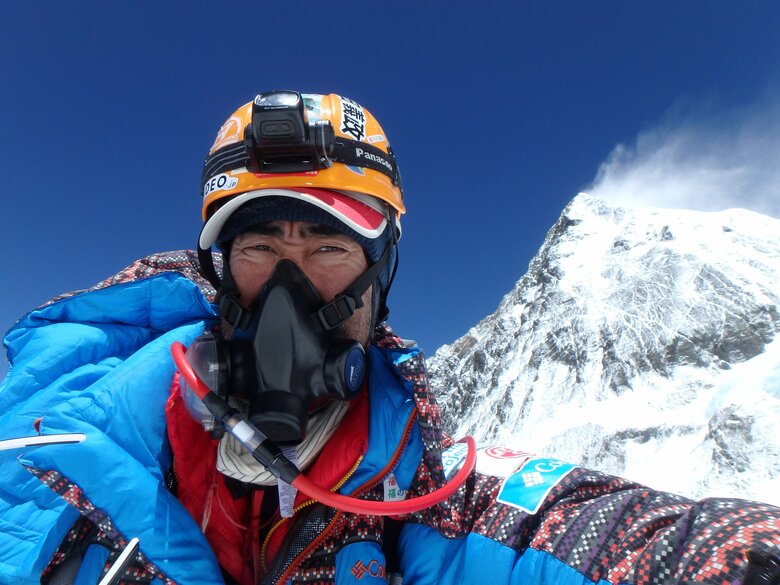 エベレスト登山に挑む真剣な表情のなすびさん