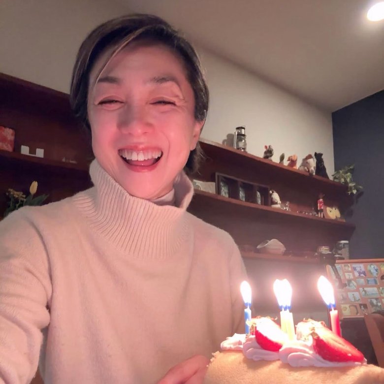 同居する息子さんに63歳の誕生日を祝ってもらったときの香坂さん
