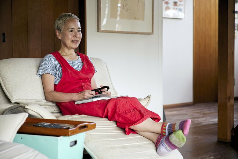 田中さんの自宅リビング。テレビもあるが、夕食後、夫とくつろぐための大型のソファがリビングの主役