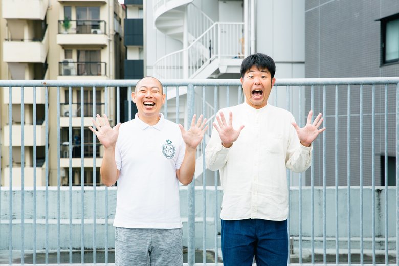 コンビ結成から24年。自然と同じポーズをとってくれる息ぴったりのレギュラーのお二人