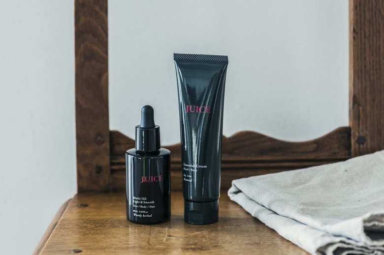 美容オイル ライト＆スムース 30ml 3500円　60ml 6000円、エッセンシャルクリーム 80g 2200円／JUICE