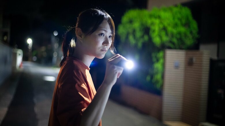 夜間の捜索でライトをつけてペットを探す遠山さん