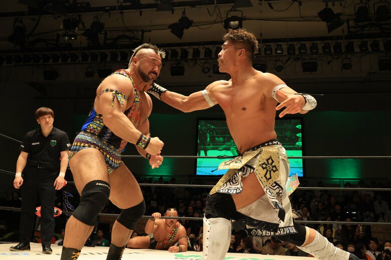 19歳でプロレスラーとしてデビューして以来、日本のみならず海外でも戦ってきた大原さん（右）　（c）プロレスリング・ノア