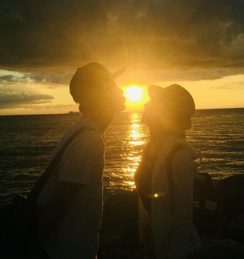 黄金に輝く夕日をバックに