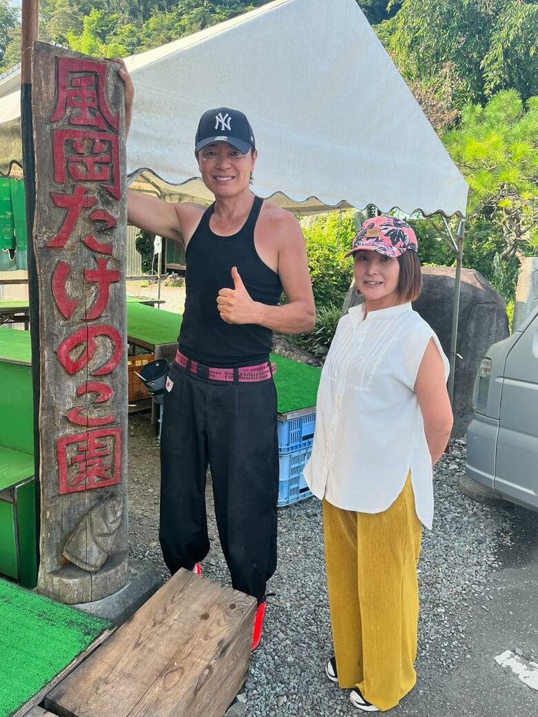 風岡さんと元妻でパートナーの友紀さん。二人三脚で直売所を運営