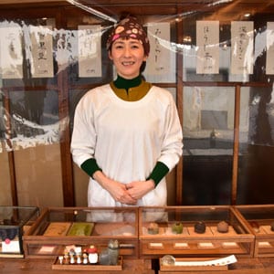 1979年、大阪府生まれ。大阪芸術大を卒業後、寝具メーカーなどでテキスタイルデザイナーとして働いた。2010年、大阪・岡町におはぎ専門店「森のおはぎ」をオープン。北新地と谷町には姉妹店「森乃お菓子」を展開し、おはぎ以外にわらびもちやかりんとうなども販売している。（https://morinoohagi.jimdofree.com/）