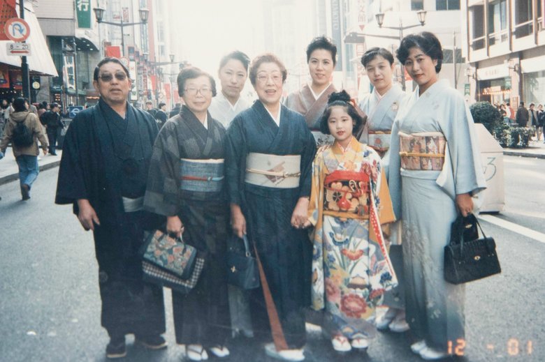 呉服店を営んでいたころの千恵子さん（中央）