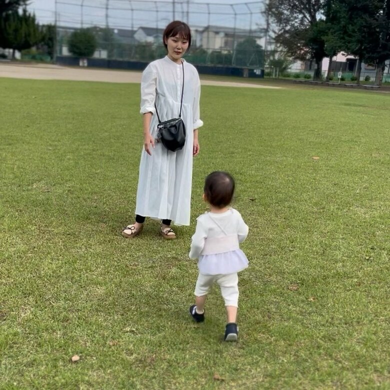 元気に駆け回る2歳の娘を優しく見守る清川麻衣子さん