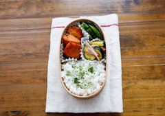 傷みにくい作りおきおかずで「鮭のハニーマスタード弁当」レシピ