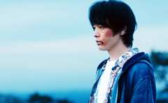 社交場はプール、仕事はステマ？！中村倫也が謎の町の住人になる映画『人数の町』