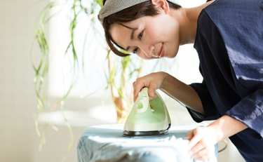 洗濯物の「シワを防ぐ」洗い方のコツとアイロンがけの3ステップ【プロに聞く】