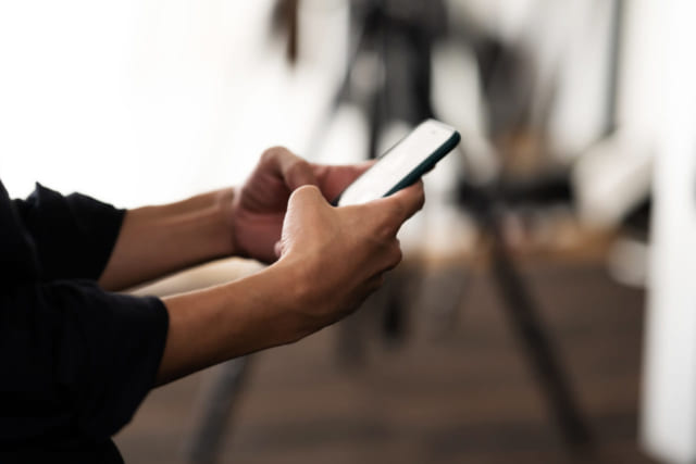 スマホひとつで過去の事件や手口が調べられる（イメージ写真）