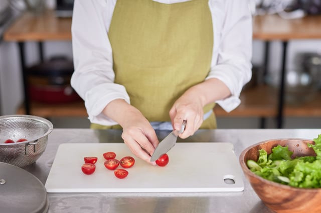 左手で包丁を使う人