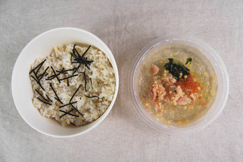ナチュラルローソンの人気商品「いくらと焼鮭のだし茶漬け」の実食画像