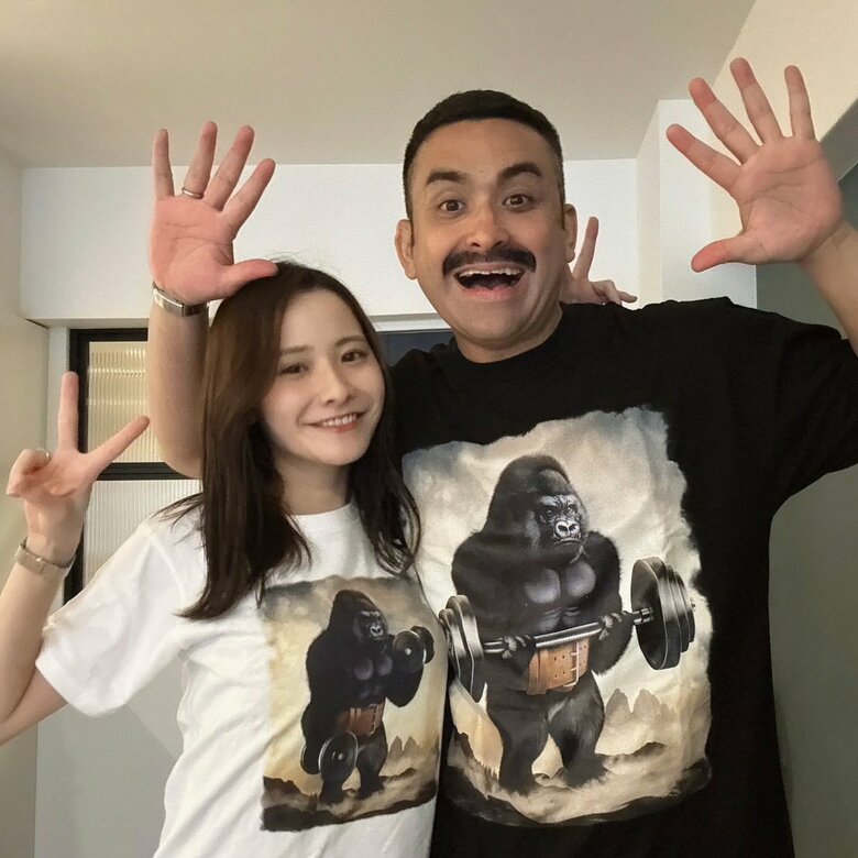 「ゴリラTシャツでおそろコーデ」デニス 植野行雄さん・比嘉梨乃さん夫婦