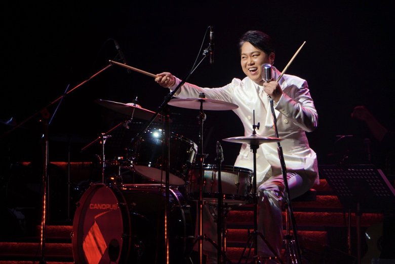 ステージではドラムも披露