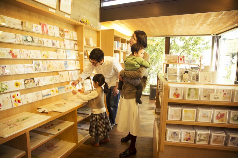 ちひろ美術館のミュージアムショップは、ちひろをはじめコレクション作家の絵本やグッズ、美術館が選んだ絵本やおもちゃ、画材が並ぶ。※ショップは入館者した方のみ利用できる（撮影／大槻志穂）