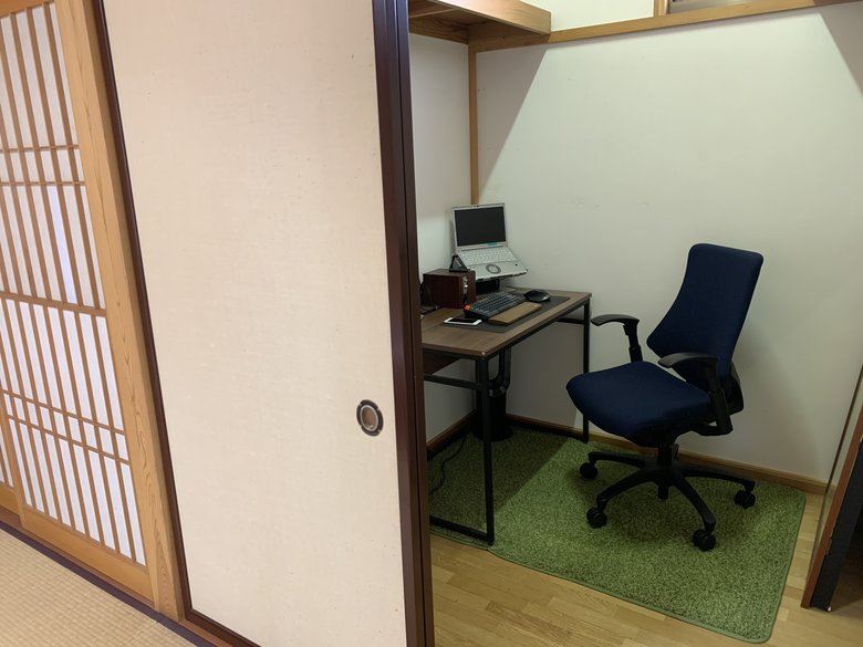 前田さんの現在の仕事スペース。義両親が使っていない離れにあるコンパクトな空間で、フルリモート勤務しているそう