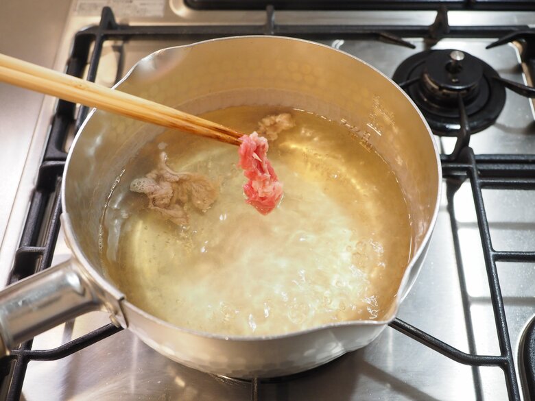 6・煮立った出汁に下処理した牛こま肉を1枚ずつ、しゃぶしゃぶの要領で入れるとアクが出にくい