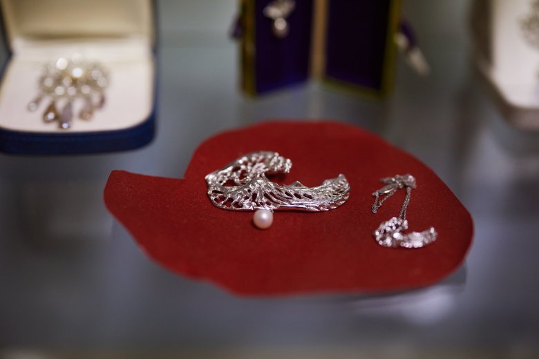 お二人が営むマキシマ研究所には、京子さんが創った真珠のアクセサリーも丁寧にディスプレイされている