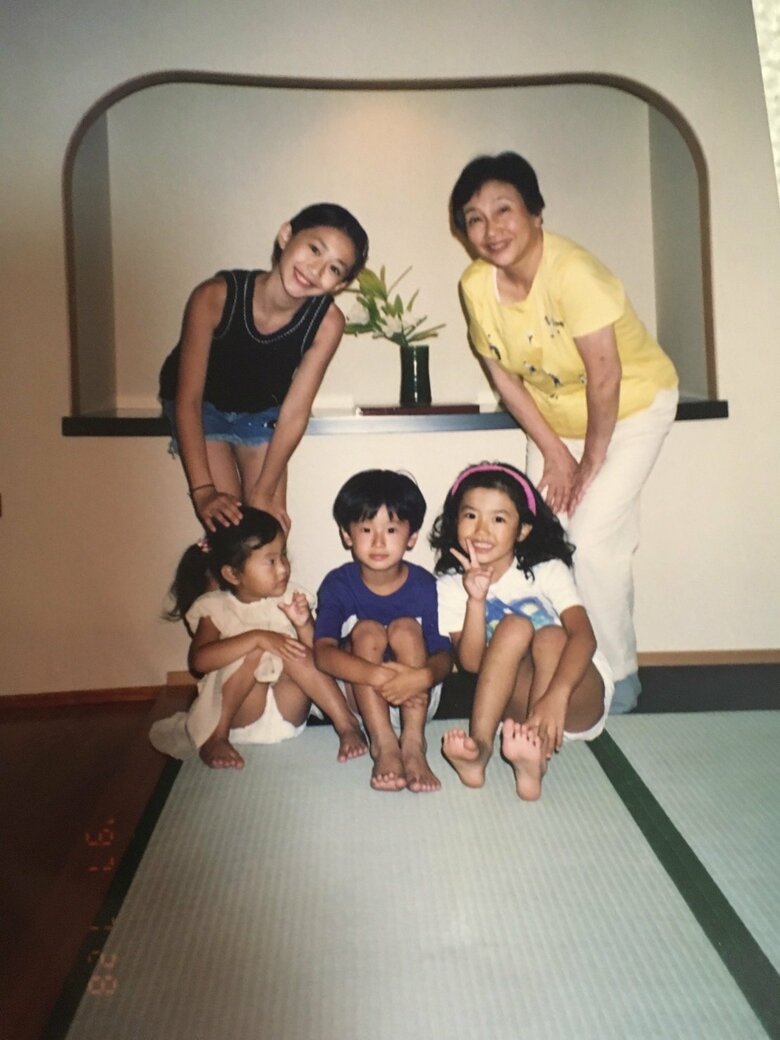 いとこや妹と、幼少期の神山さん（写真左後ろ）、祖母（写真右後ろ）