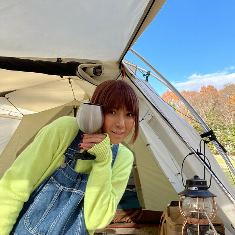 お酒を飲みながらキャンプ飯を作るhitomiさん