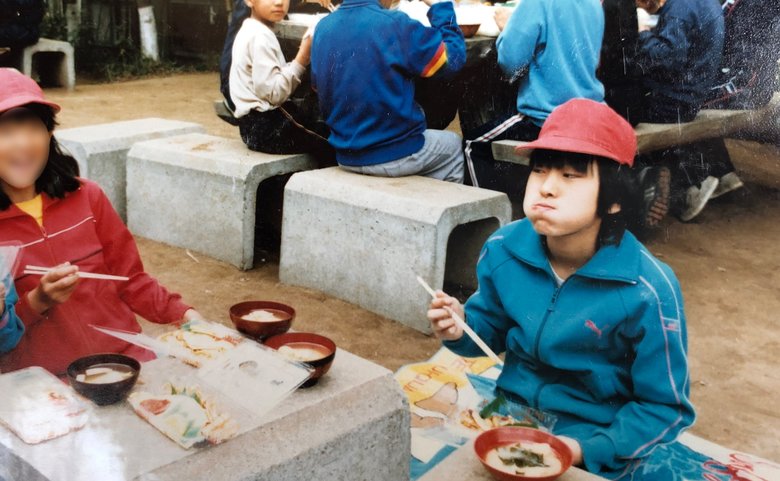 小学生のころのアンジェラ佐藤さん（右）。まわりから「よく食べる子」として知られていたものの、本人はピンとこなかったそう