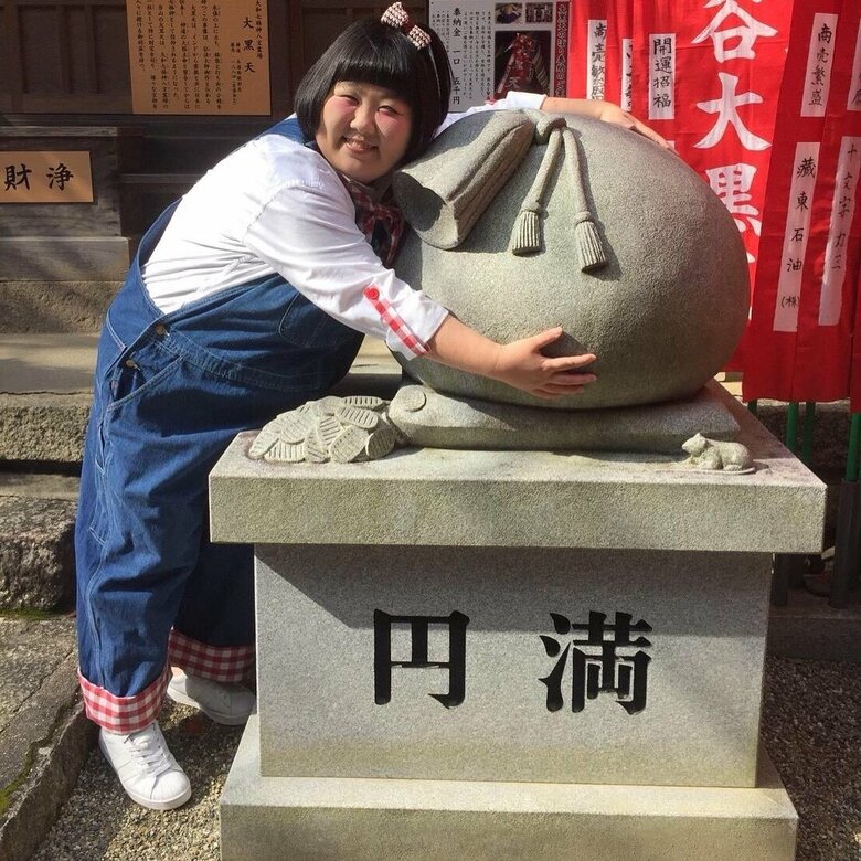 趣味は寺社仏閣めぐり、柔道、アイドル鑑賞、絵を描くこと。2019年初詣でのひとコマ