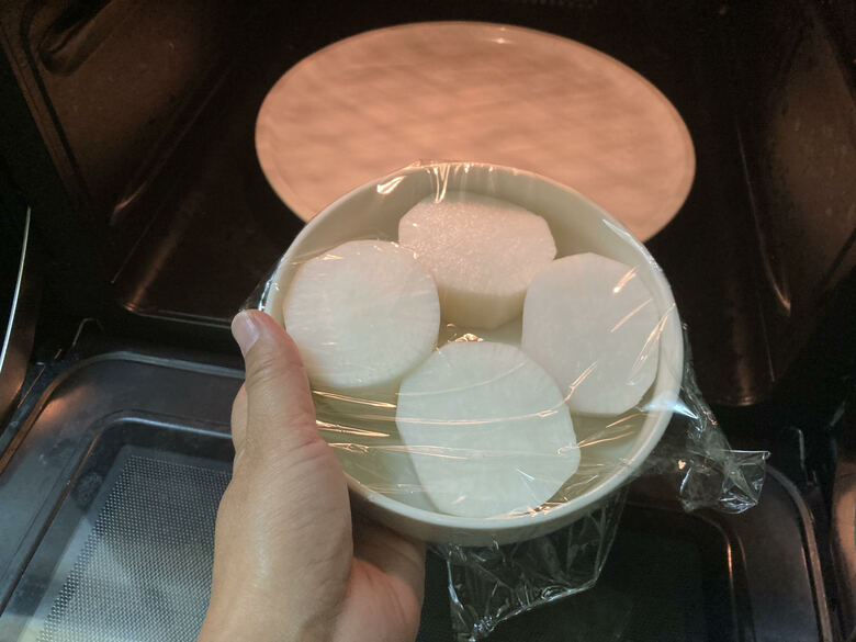 【しみしみ大根の作り方2】大根1/2個あたり、600Wの電子レンジで10分加熱する