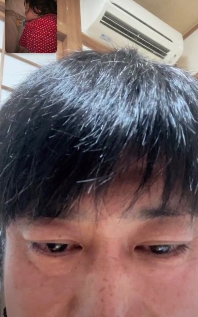 さくらちゃんの寝姿（左上）をテレビ電話で確認する怖すぎる尾形さん