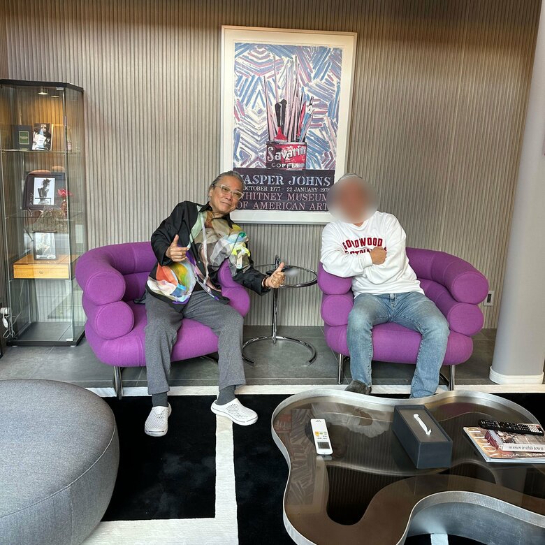 友人と。軽井沢の別荘で過ごす時間が癒やしになっているという