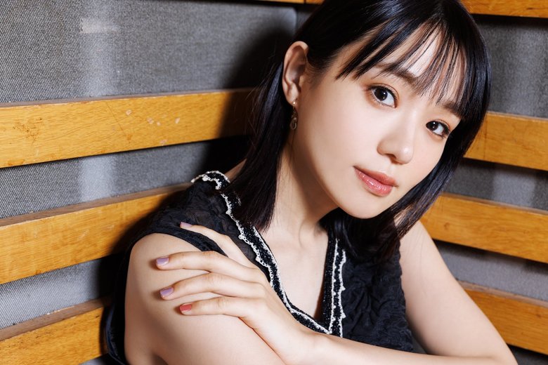 透明感のある白い肌と美しい瞳が印象的な奈緒さん