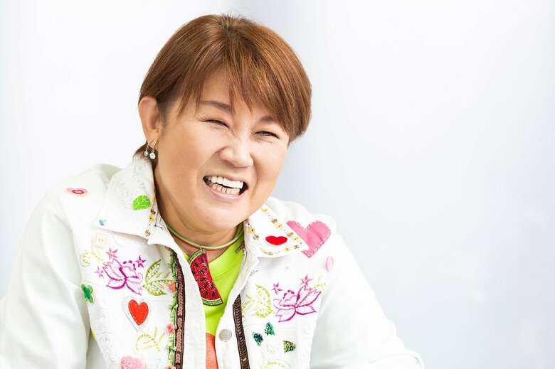 自分でデコレーションしたという可愛らしい衣装がお似合いの山田邦子さん