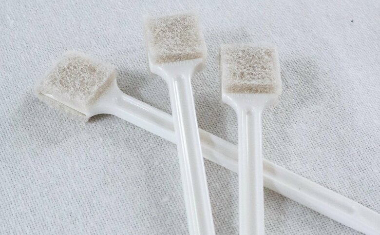 ゴムラテックスに重曹を配合していて、汚れを浮かし摩擦の力でかき取る