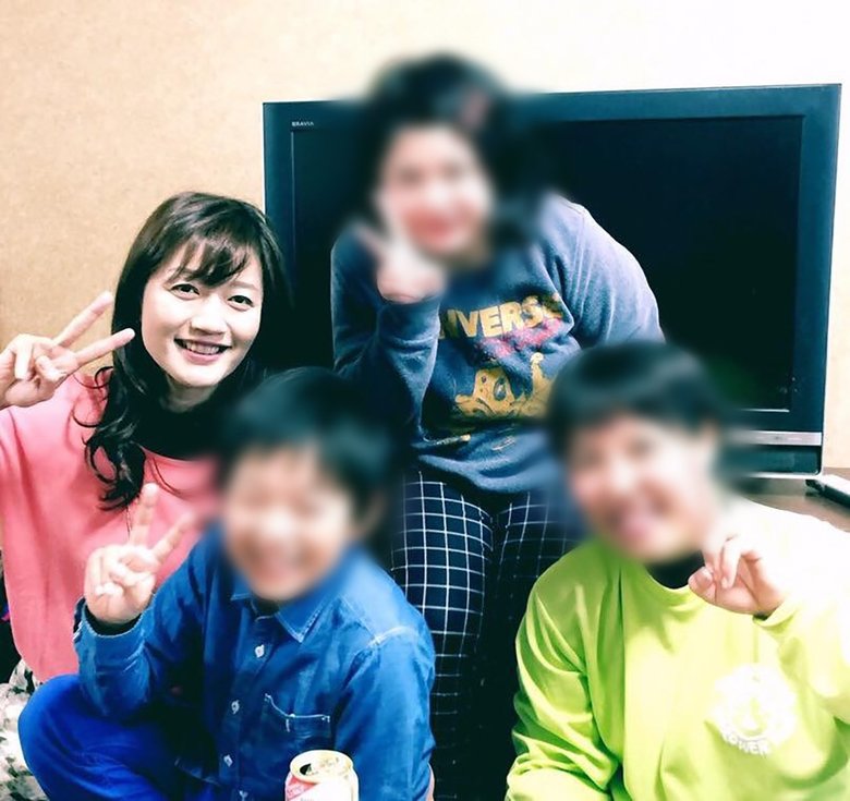 3人の子どもとピースする馬場さん