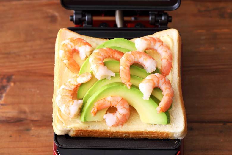 ホットサンドメーカーに③をセットし、もう1枚のパンをのせたらカバーを閉じて焼く。