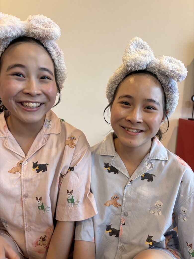 「笑った顔もそっくり！」一卵性双生児として生まれたりんか＆あんなさん