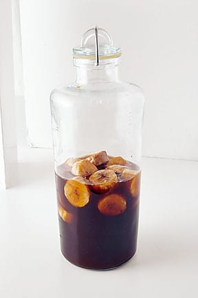 【バナナビネガー】
バナナは皮をむいて2㎝厚さの輪切りにし、保存びんに入れる。黒糖、黒酢を順に加える。