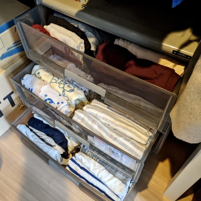 たたんで立てて入れる収納