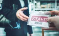 従業員の“名札”が招く予想外のリスク「クレーマーの暴挙が引き金に…」