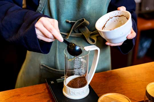 抽出器具に挽いた豆を入れたところ